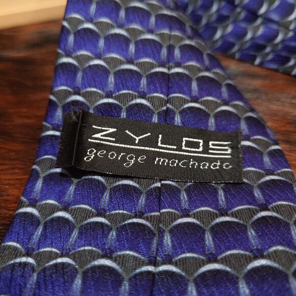 Zylos Blue, Black and White Fish Scale type pat - Picture 3 of 4